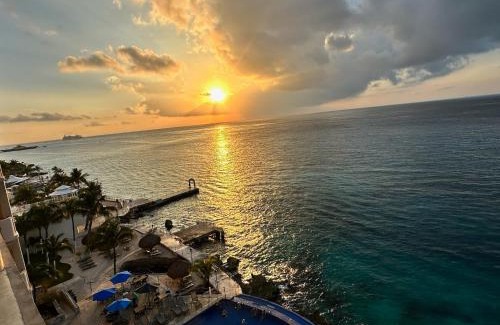 Colonia Andres Apartment | The Queen of Cozumel - Urban Empire En-suite City View - for Couples in Mind