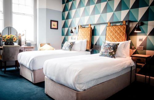 Tudor Hotel | The Queen's Head