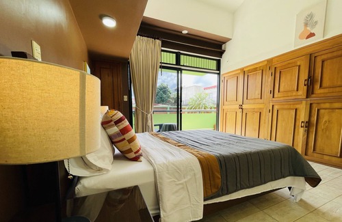 Pavas Bed & Breakfast | The Rainier Bed & Breakfast