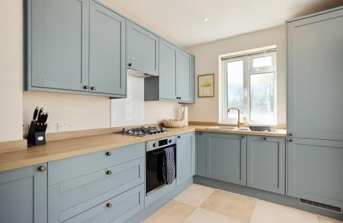 Dollis Hill Apartment | The Randall Retreat - Spacious 4BDR Home with Garden