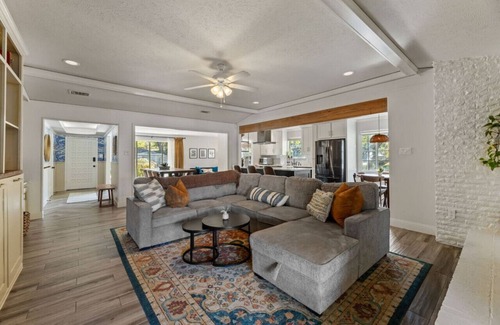 Grand Prairie House | The Ravenwood Retreat - 10mins from AT&T Stadium