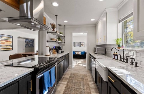 Grand Prairie House | The Ravenwood Retreat - 10mins from AT&T Stadium