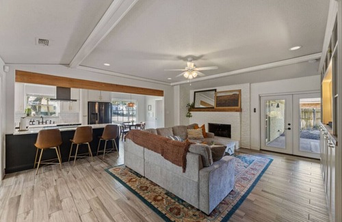 Grand Prairie House | The Ravenwood Retreat - 10mins from AT&T Stadium