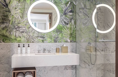 Pineapple Grove Arts District Hotel | The Ray Hotel Delray Beach, Curio Collection by Hilton