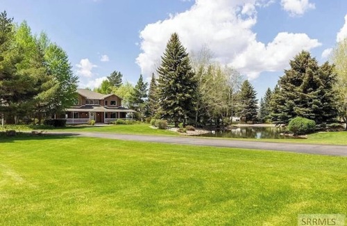 Rexburg House | The Red Brick Haven - Pond Golf Fish Sleeps 24+