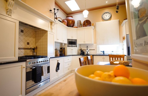 Glenelg South House | The Red Door: Expansive Home/Pool/4 BR w Ensuitesn