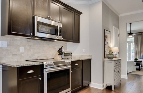 Forest Hills House | The Red Door on Reid: Comfortable modern home close to the National & Downtown