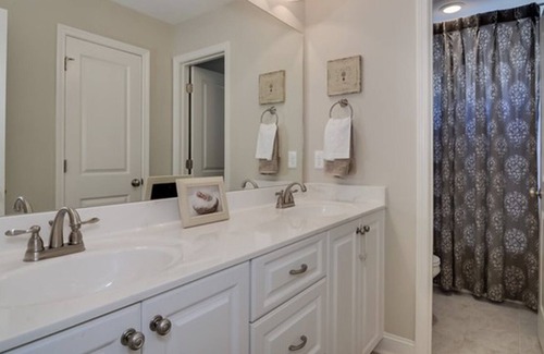 Forest Hills House | The Red Door on Reid: Comfortable modern home close to the National & Downtown