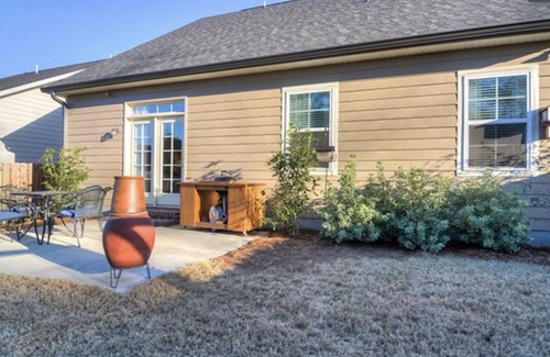 Forest Hills House | The Red Door on Reid: Comfortable modern home close to the National & Downtown