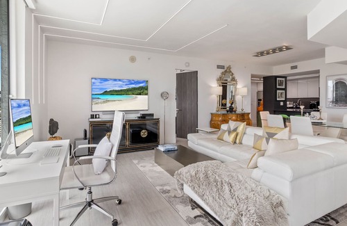 Edgewater Condo | The Red Piano Luxury Oasis · FREE Parking · Amazing Views · Grand Piano