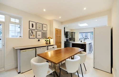 Snaresbrook House | The Redbridge Sanctuary - Spacious 3 Bdr House