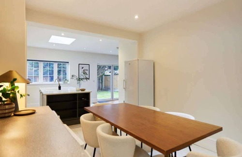 Snaresbrook House | The Redbridge Sanctuary - Spacious 3 Bdr House