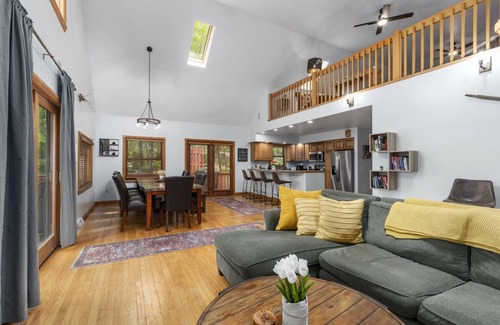 New Era House | The Redwood Soiree, Hot tub, fast Wi-Fi, gym, arcade room and more