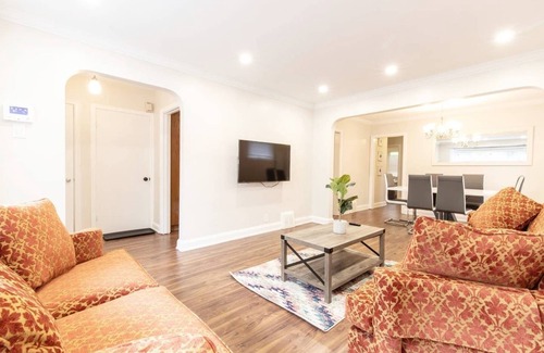 Clanton Park House | The Regal House [3 Bdrms|1 Bath]
