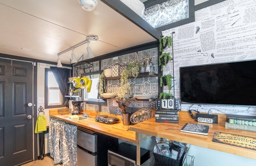 Rowe Other | ⭐️ The Relentless Raven ⭐️ Tiny House Great for Adventurers