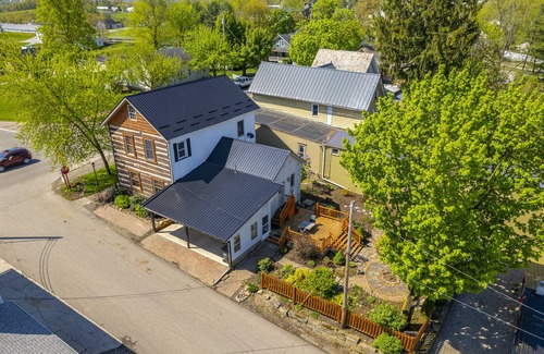 Winesburg House | The remarkably preserved and spacious Chestnut Log House was built in 1829.