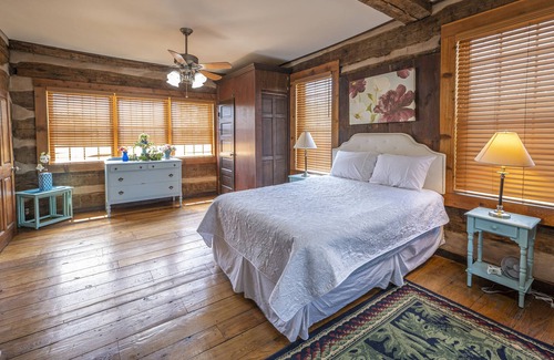 Winesburg House | The remarkably preserved and spacious Chestnut Log House was built in 1829.