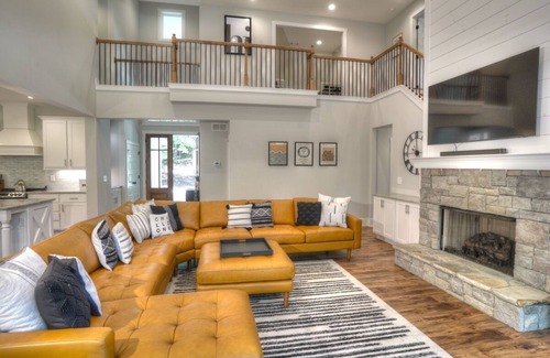 Clarkesville House | The Reserve | 5 BR Mtn Retreat w/Outdoor Great Room, Mins From Helen and Sautee