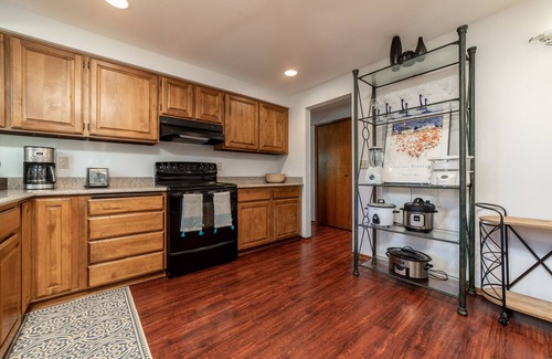 Beaverton House | The Restful Retreat: king Bed + yard + fire pit + kids + Pet friendly