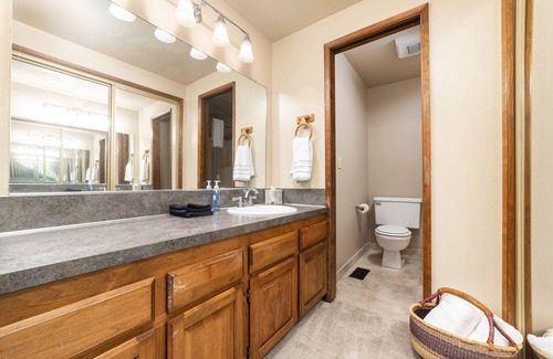 Beaverton House | The Restful Retreat: king Bed + yard + fire pit + kids + Pet friendly