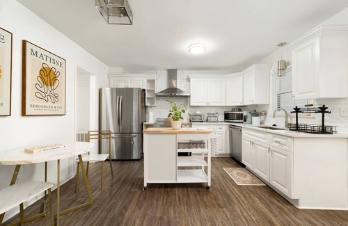 Wessex Square House | The Retreat by SouthPark- Spacious 3-Bedroom Near Shopping & Dining in SouthPark