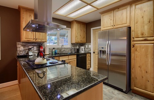 Mariposa House | The Retreat@Lakeside Hot Tub/Views/Carbon Neutral/Fast WiFi Near Yosemite!