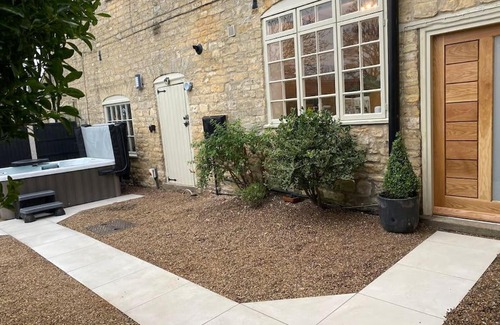 Nettleham House | The Retreat-luxury cottage with hot tub (sleeps 4)