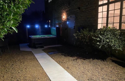 Nettleham House | The Retreat-luxury cottage with hot tub (sleeps 4)