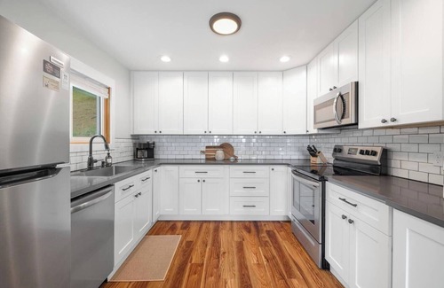 Sagle House | The Retreat on Gold Mountain - Pet Friendly