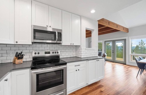 Sagle House | The Retreat on Gold Mountain - Pet Friendly