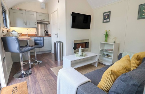 Bangor-on-Dee Cottage | THE RETREAT, pet friendly, luxury holiday cottage in Bangor-On-Dee