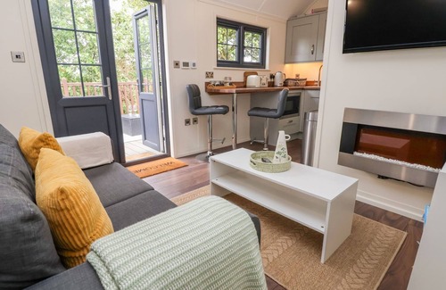 Bangor-on-Dee Cottage | THE RETREAT, pet friendly, luxury holiday cottage in Bangor-On-Dee
