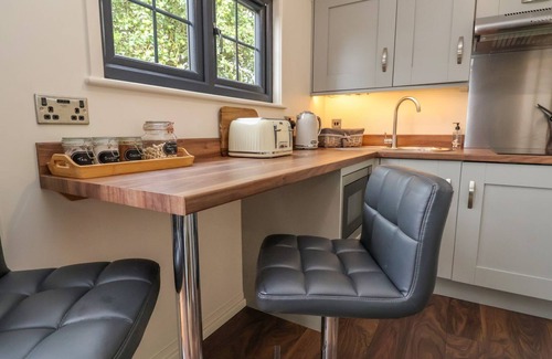 Bangor-on-Dee Cottage | THE RETREAT, pet friendly, luxury holiday cottage in Bangor-On-Dee