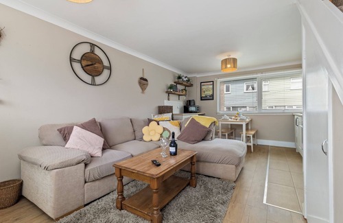 Pembroke Ski Chalet | The Retreat - Short walk from beach, parking