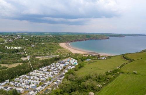Pembroke Ski Chalet | The Retreat - Short walk from beach parking