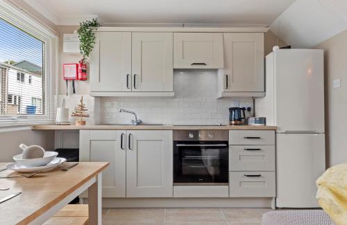 Pembroke Ski Chalet | The Retreat - Short walk from beach parking