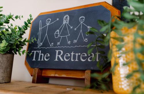 Pembroke Ski Chalet | The Retreat - Short walk from beach parking