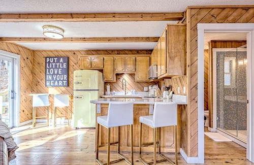 Blairsville Cabin | The Retro | Forest cabin in Blairsville with fireplace, deck & great location