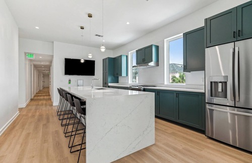 Faubourg Lafayette Apartment | The Revelry | Music City | 9 bed 5 bath w/Htd Pool