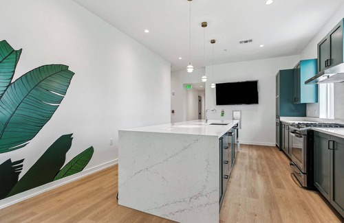 Faubourg Lafayette Apartment | The Revelry | Music City | 9 bed 5 bath w/Htd Pool