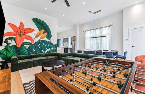 Faubourg Lafayette Apartment | The Revelry | Urban Oasis | 6 Bd 4 ba+Pool near FQ