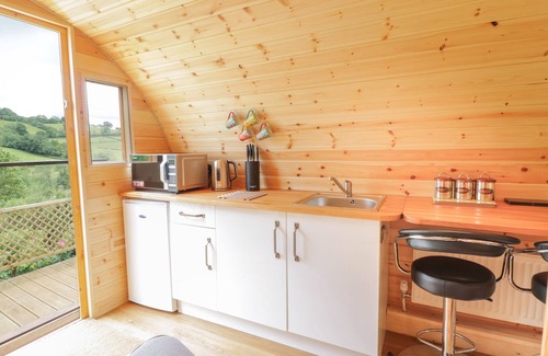 Llanfair Caereinion Cottage | THE RHIW, pet friendly, with hot tub in Llanfair Caereinion