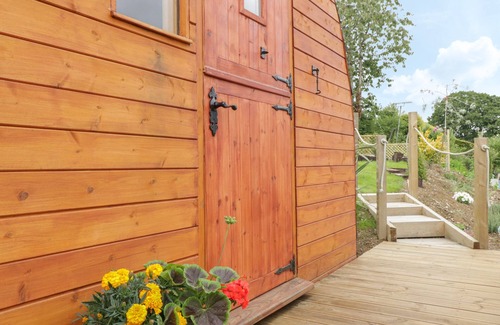 Llanfair Caereinion Cottage | THE RHIW, pet friendly, with hot tub in Llanfair Caereinion