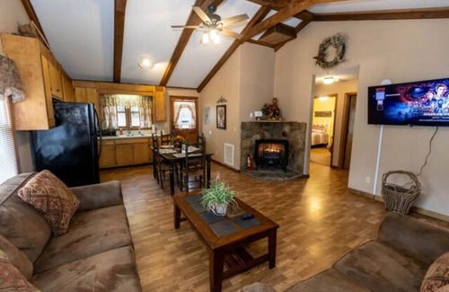 Springmaid Mountain Cottage | The Ridge Cabin - Sleeps 4