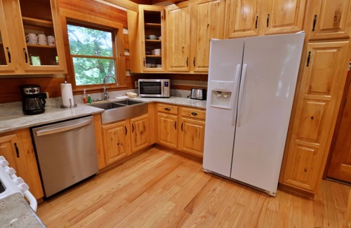 Cherokee Cabin | The Ridge: Fire Pit, Screened Porch, Scenic Views, Gas Grill, Full Kitchen, Pet-Friendly