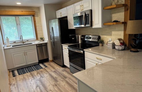Lake Geneva Condo | The Ridge RetreatnRenovated in 2024 - Steps from Lake Como & The Ridge