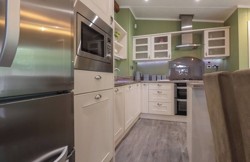 St Leonards-On-Sea Cottage | THE RIVENDALE, pet friendly, with pool in Hastings