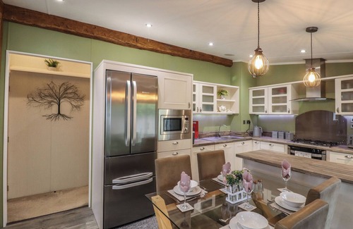 St Leonards-On-Sea Cottage | THE RIVENDALE, pet friendly, with pool in Hastings