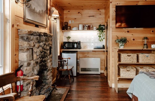 Lincoln Cabin | THE RIVER OTTER PARADISE GETAWAY at the PEMICABINS