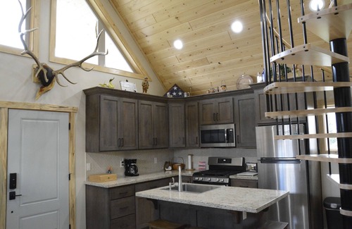 Ashton Cabin | The River Run Cabin 900Sq Ft, Bedroom and Loft